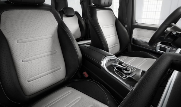 Jok mobil dengan desain dua-tone